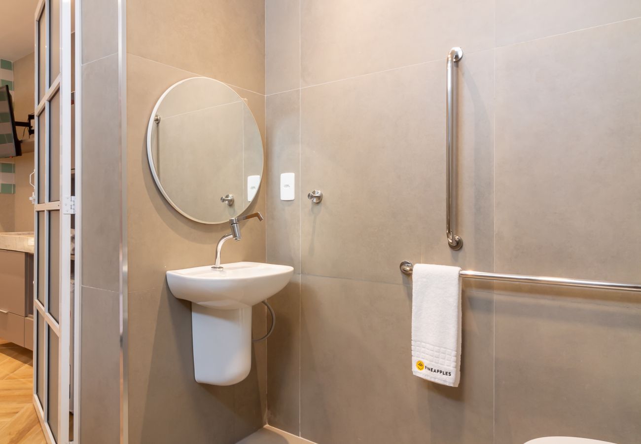 Apartamento em Rio de Janeiro - Refúgio a Poucos Passos de Praia de Copacabana | Q1 PCD