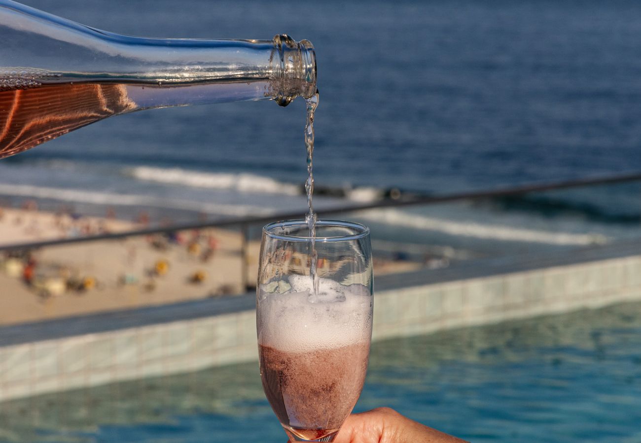 Apartamento em Rio de Janeiro - Refúgio a Poucos Passos de Praia de Copacabana | Q1 PCD