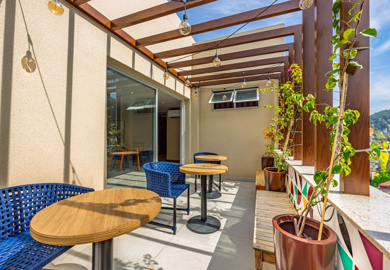 Apartamento em Rio de Janeiro - Acolhedor a Poucos Passos de Praia de Copacabana | Q14