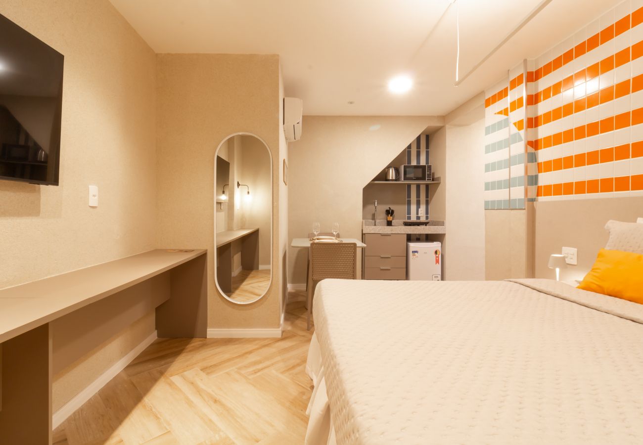 Apartamento em Rio de Janeiro - Acolhedor a Poucos Passos de Praia de Copacabana | Q24