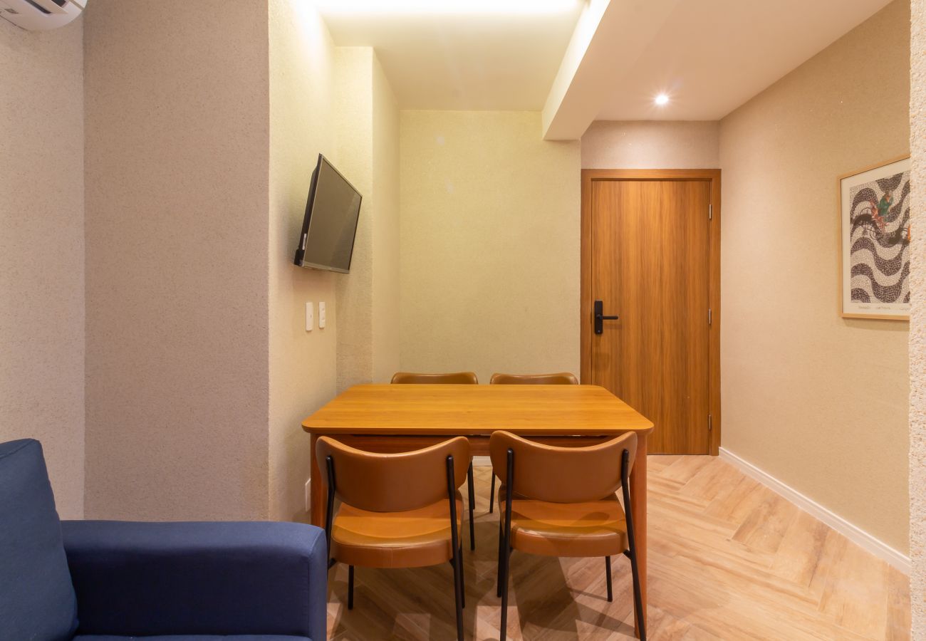 Apartamento em Rio de Janeiro - Acolhedor a Poucos Passos de Praia de Copacabana | Q24