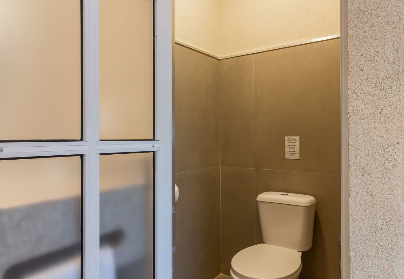 Apartamento em Rio de Janeiro - Acolhedor a Poucos Passos de Praia de Copacabana | Q13 e 16