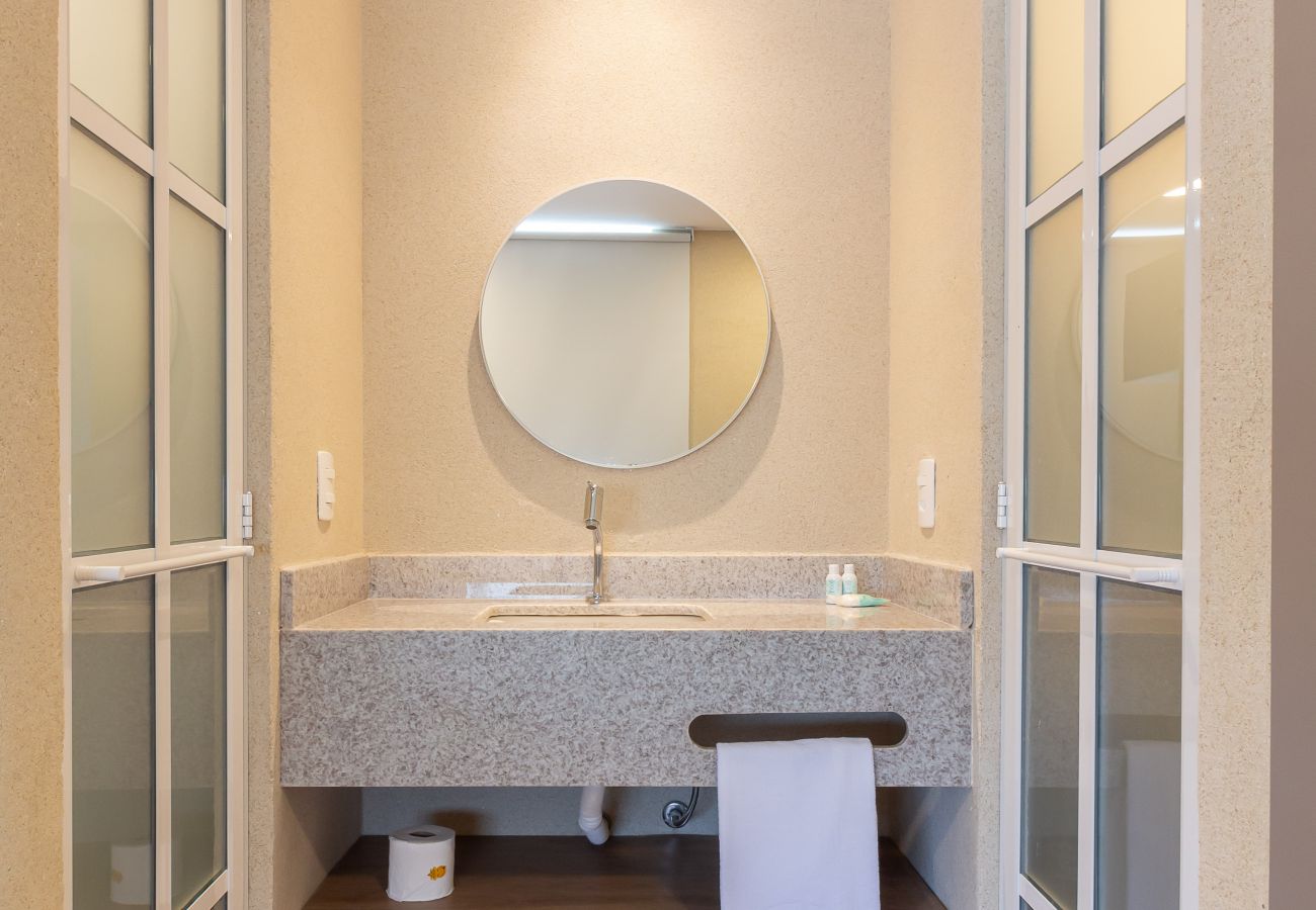 Apartamento em Rio de Janeiro - Acolhedor a Poucos Passos de Praia de Copacabana | Q13 e 16