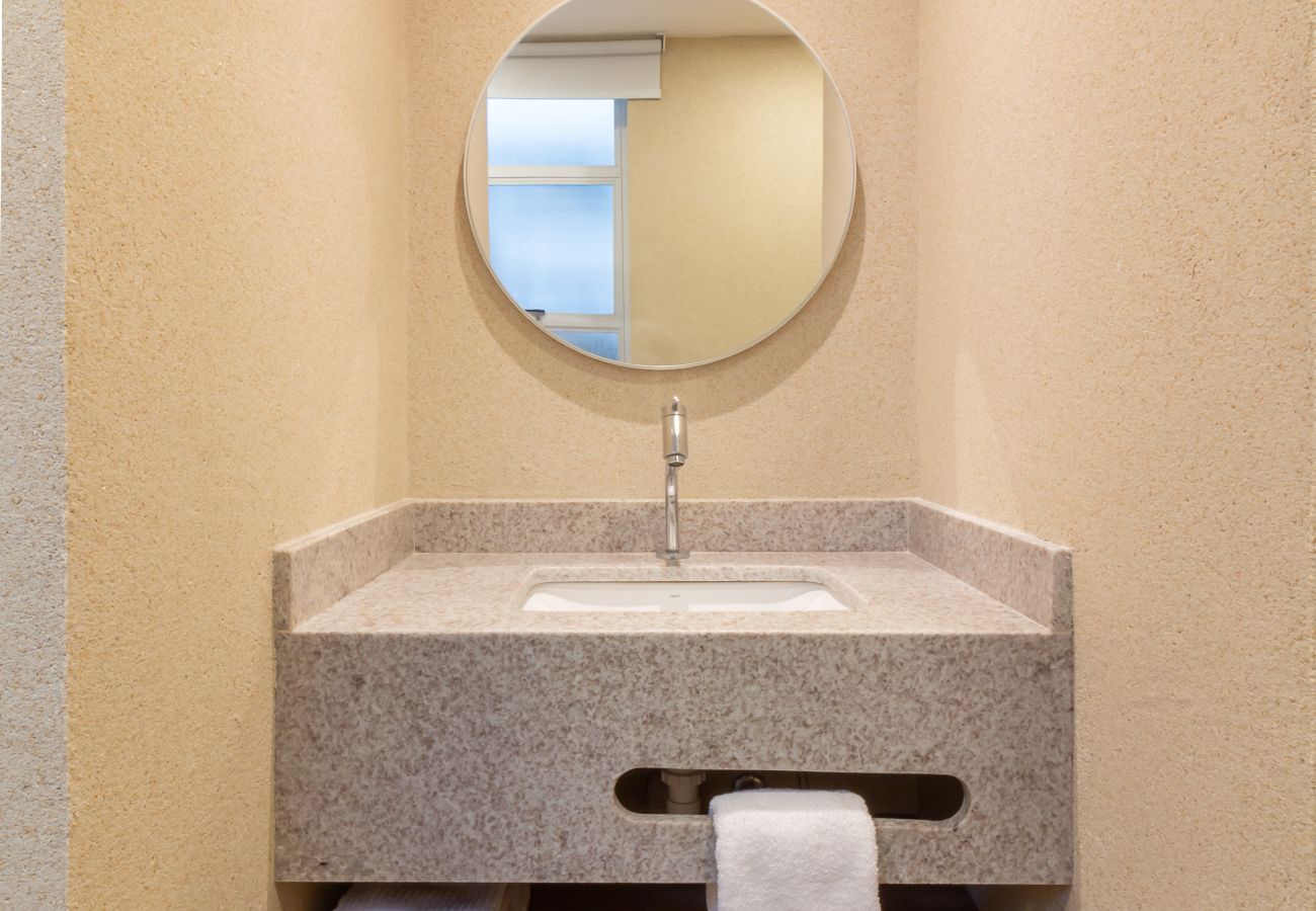 Apartamento em Rio de Janeiro - Acolhedor a Poucos Passos de Praia de Copacabana | Q13 e 16