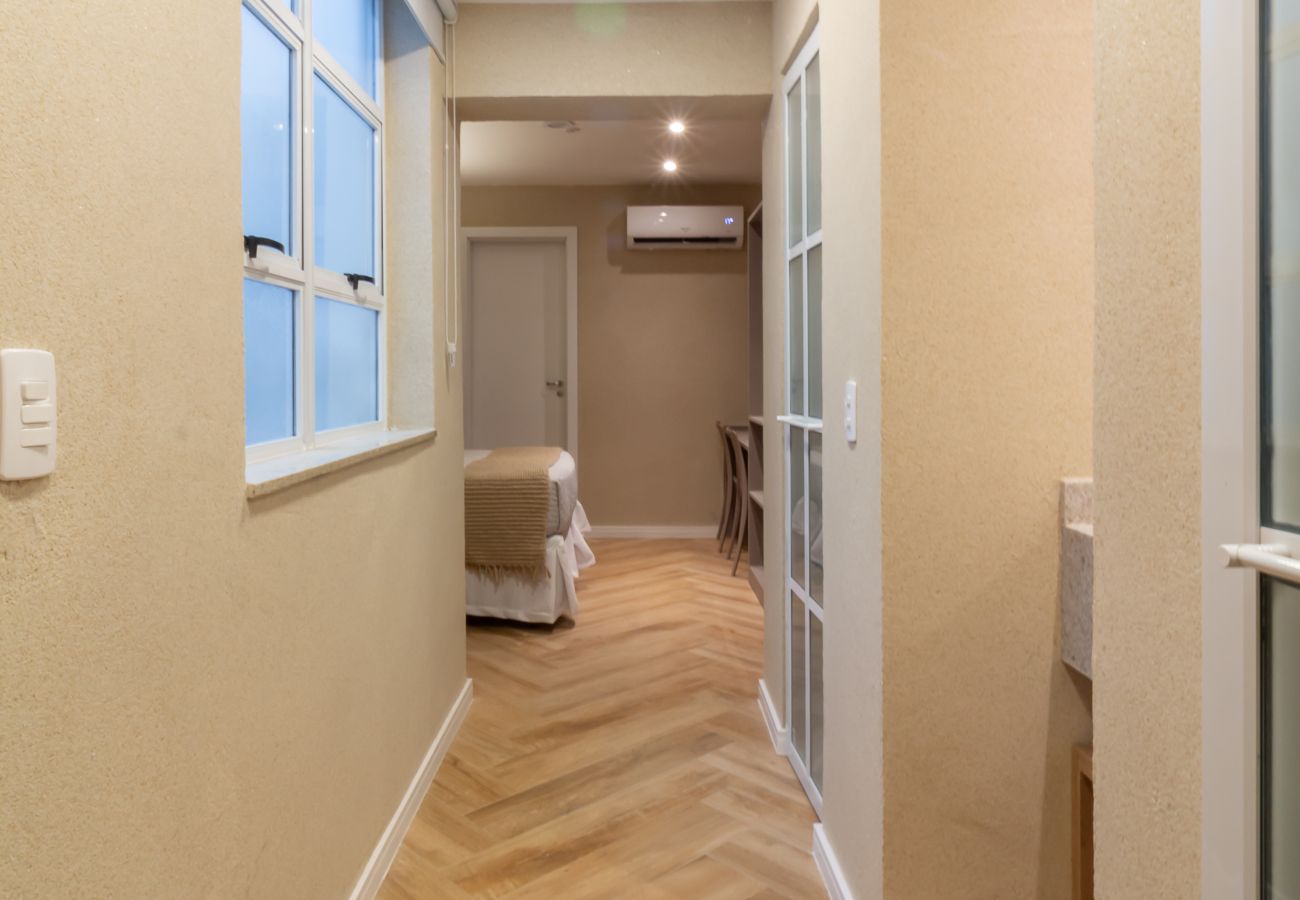 Apartamento em Rio de Janeiro - Acolhedor a Poucos Passos de Praia de Copacabana | Q13 e 16