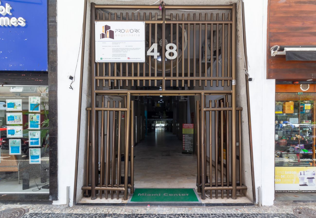 Apartamento em Rio de Janeiro - Acolhedor a Poucos Passos de Praia de Copacabana | Q13 e 16