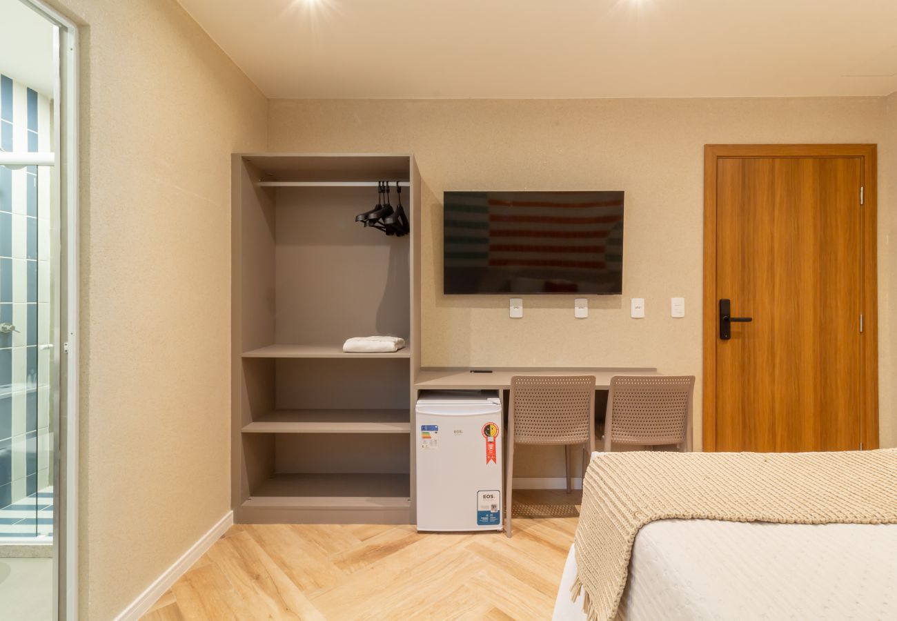 Apartamento em Rio de Janeiro - Acolhedor a Poucos Passos de Praia de Copacabana | Q14