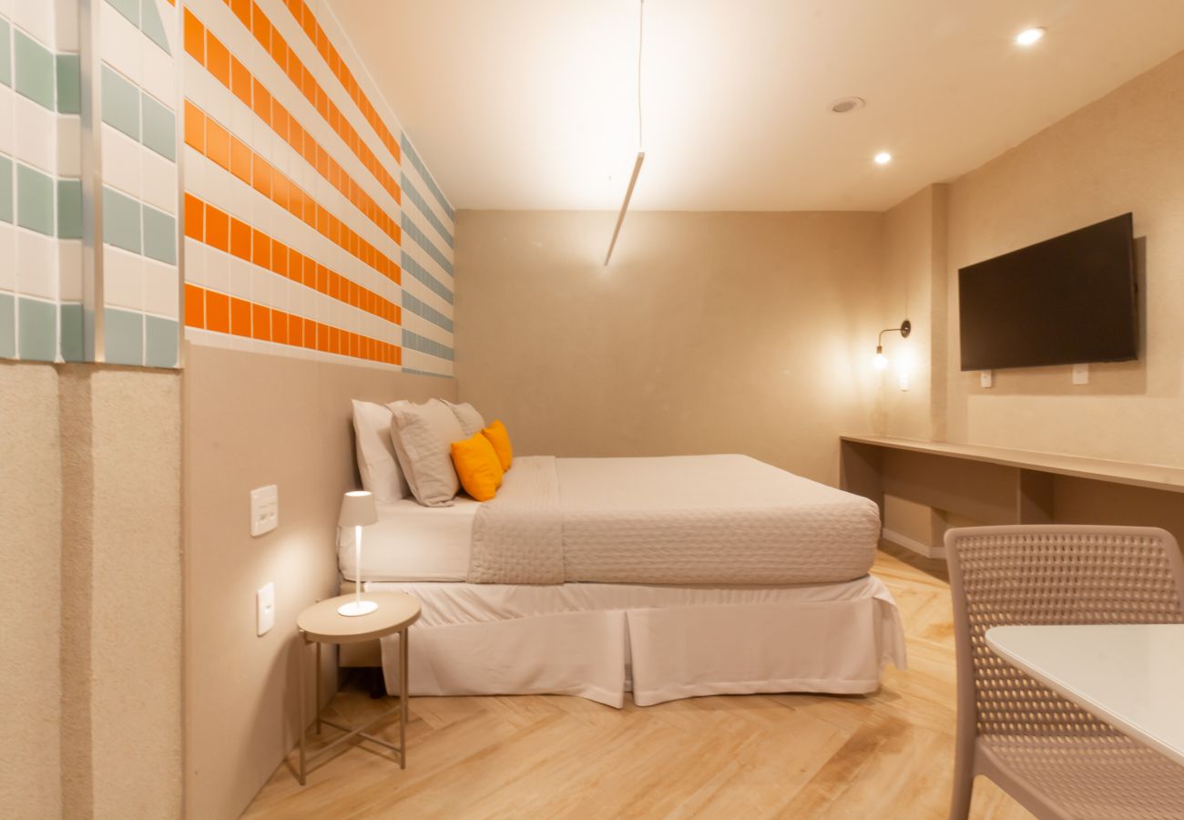 Apartamento em Rio de Janeiro - Acolhedor a Poucos Passos de Praia de Copacabana | Q24