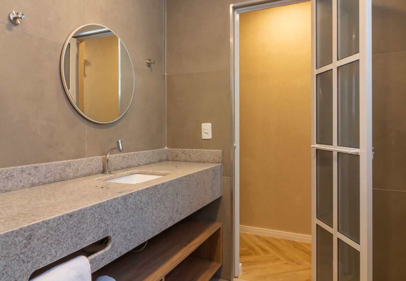 Apartamento em Rio de Janeiro - Acolhedor a Poucos Passos de Praia de Copacabana | Q24