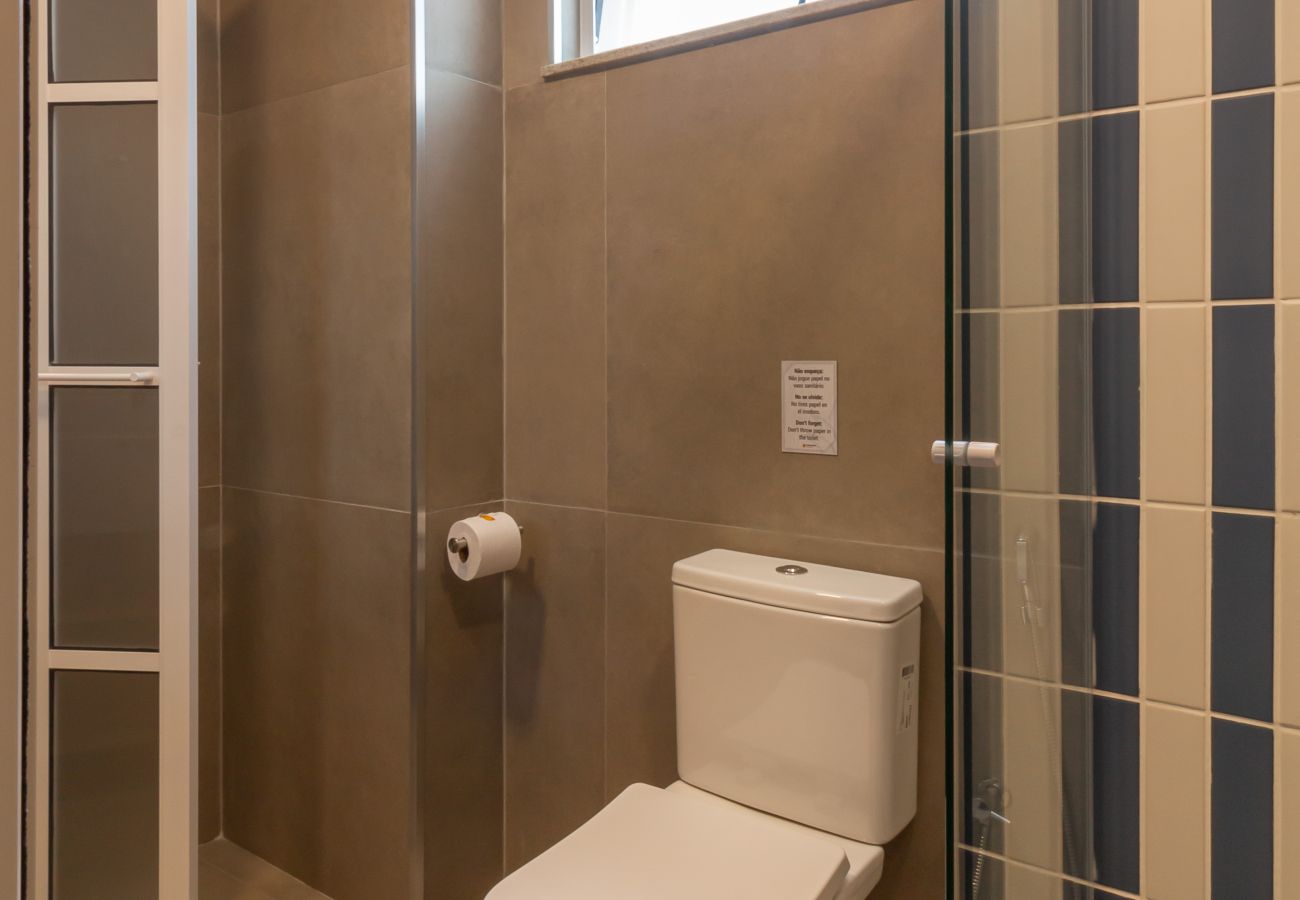 Apartamento em Rio de Janeiro - Acolhedor a Poucos Passos de Praia de Copacabana | Q24