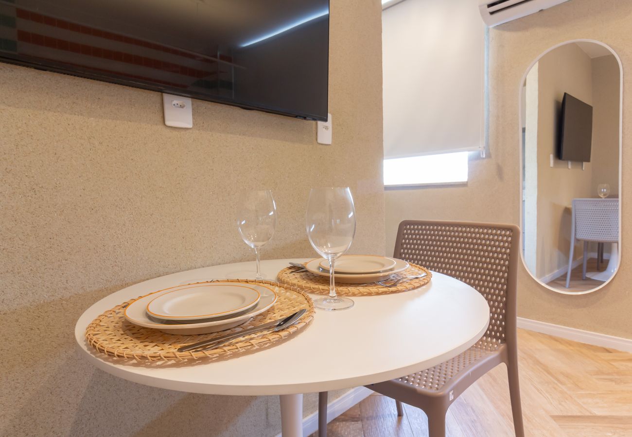 Appartement à Rio de Janeiro - Acolhedor a Poucos Passos de Praia de Copacabana | Q13 e 16